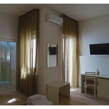 Guest house Faro Bianco - &